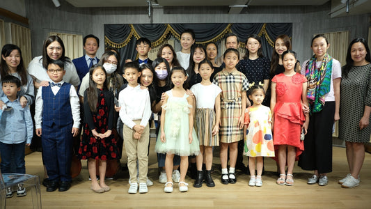 小女孩向媽媽說我愛你謝謝